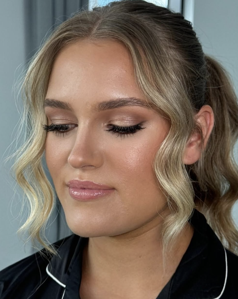 Glam makeup with soft waves